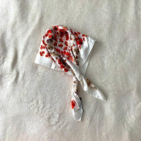 NWT Authentic Gucci Floral Print Twill Silk Scarf - Picture 1 of 6
